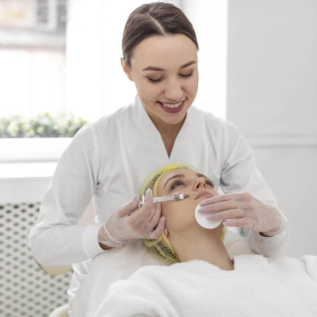 foto de uma odontologista especialista em estética orofacial aplicando toxina botulínica em uma paciente