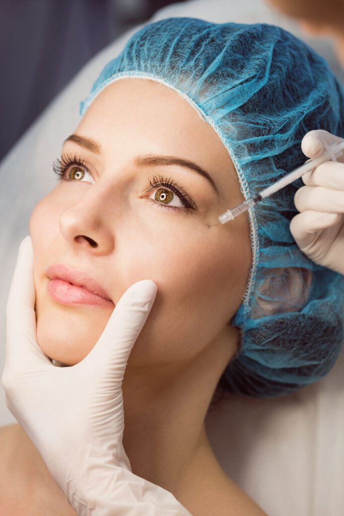 foto de uma odontologista especialista em estética orofacial aplicando toxina botulínica em uma paciente